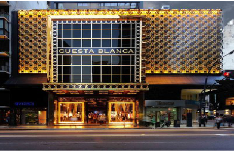  天柱门头设计与商业空间的纽带。